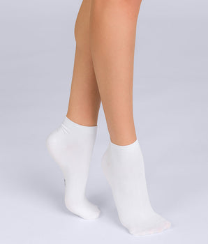 Pack of 2 pairs of white Skin sock liners for women